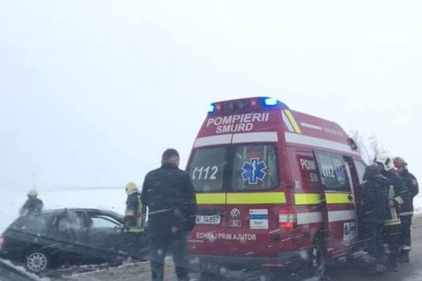 Doi minori au fost răniți, după ce un șofer a intrat în depășire fără să se asigure FOTO