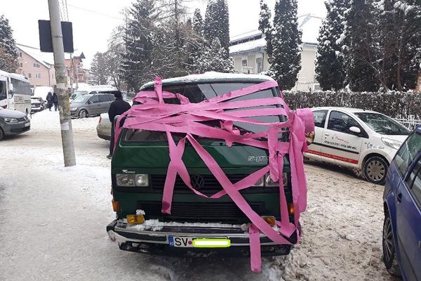 Un șofer și-a găsit mașina învelită în hârtie igienică, la Fălticeni FOTO