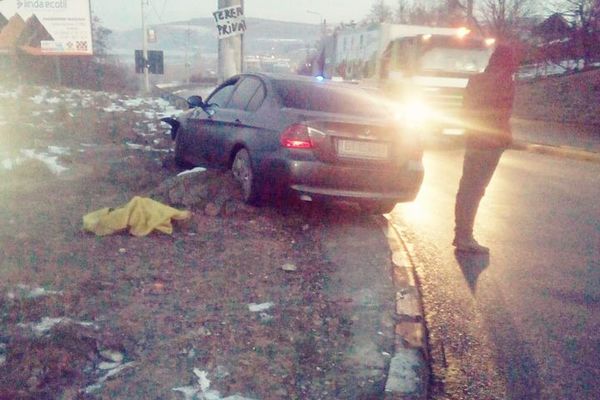 Șofer rănit după ce a intrat cu mașina într-un stâlp FOTO