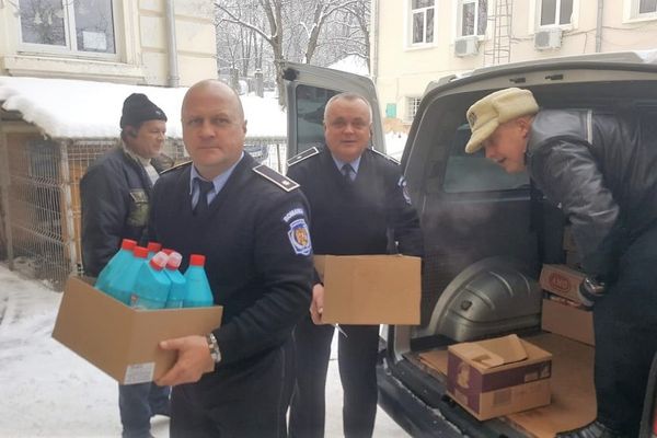 Polițiștii locali suceveni au oferit cadouri copiilor de la Centrul de Zi “Sfânta Vineri” și bătrânilor de la Căminul Solca FOTO