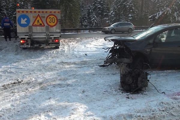 Patru persoane rănite după coliziunea dintre două autovehicule FOTO