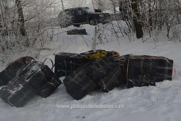 Țigări în valoare de peste 160.000 lei, abandonate de contrabandiști FOTO