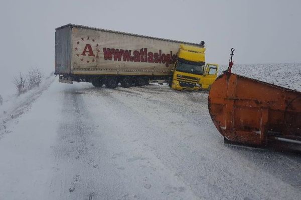 Trafic blocat spre Siret, după ce un tir a ajuns de-a curmezișul drumului FOTO