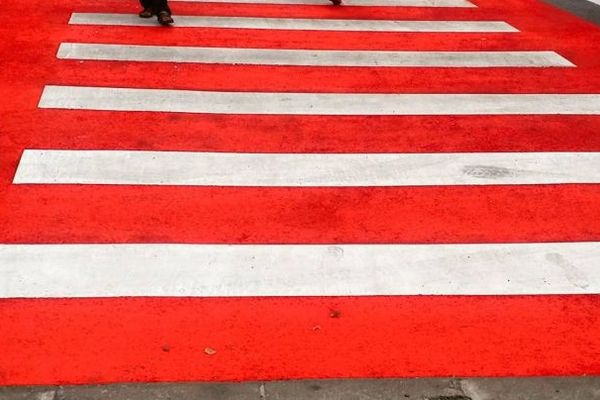 Un bărbat a fost lovit de o mașină pe trecerea de pietoni