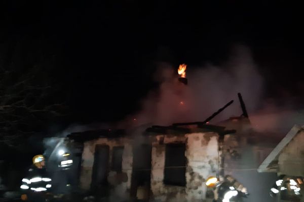 Incendiu la o casă din Mitocu Dragomirnei. Un bătrân a fost găsit mort FOTO