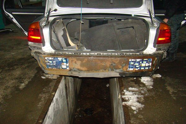 Autoturism "blindat" cu 3.000 pachete cu țigări, depistat la frontieră FOTO
