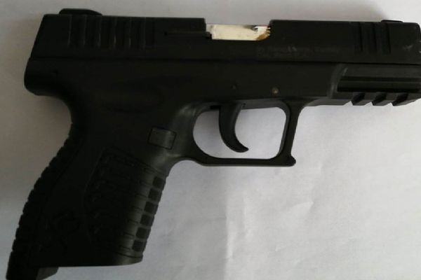 Pistol fără acte, descoperit la Vama Siret FOTO