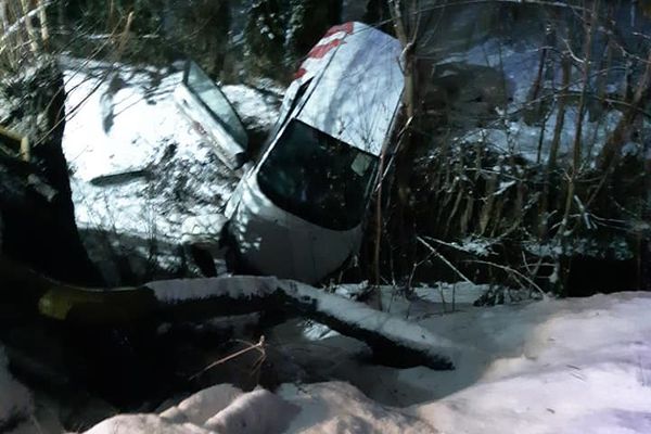 Accident rutier pe raza localității Ipotești. Un tânăr a ajuns cu mașina în albia unui pârâu FOTO