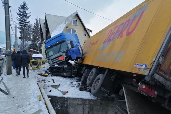 Un tir scăpat de sub control a făcut prăpăd la intrare în municipiul Câmpulung Moldovenesc FOTO