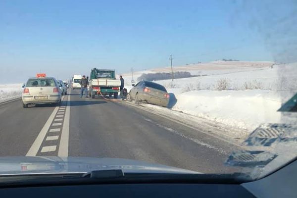 Accident provocat de un șofer neatent. O femeie a fost rănită FOTO