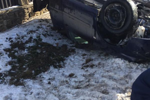 Un tânăr s-a răsturnat cu mașina din cauza vitezei FOTO