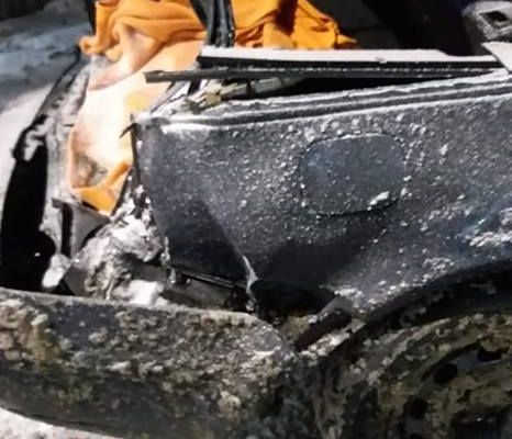 Un șofer și-a lăsat mașina parcată în fața unei pensiuni și a găsit-o distrusă FOTO