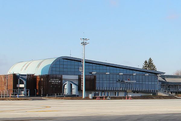 Un bărbat din Vicovu de Sus condamnat la închisoare, săltat de polițiști de pe Aeroportul Salcea