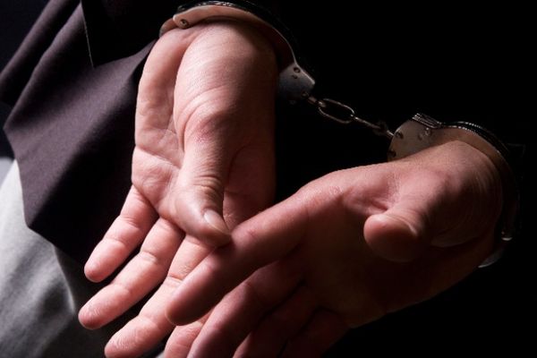 Tată și fiu, arestați după ce au atacat doi polițiști cu parul