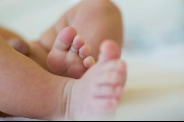 Un bebeluș a murit la doar cinci luni. Polițiștii au întocmit dosar penal pentru ucidere din culpă