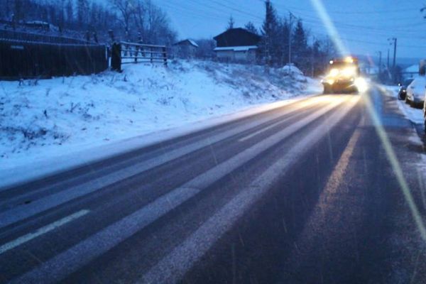 Ninsori în județul Suceava. Drumarii au intervenit cu utilaje și materiale antiderapante FOTO