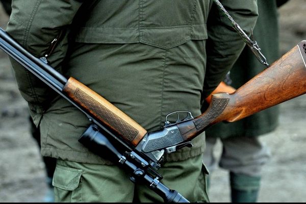 Un bărbat din Cacica s-a împușcat accidental în picior la vânătoare