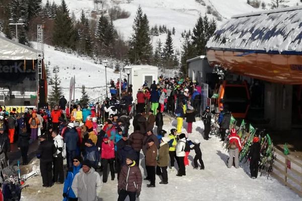 Pârtia de schi de pe Rarău a fost inaugurată sâmbătă, după zece ani de la începerea lucrărilor FOTO