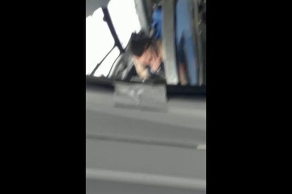 O pacientă, la care ambulanța nu putea ajunge, scoasă din nămeți cu șenilata VIDEO