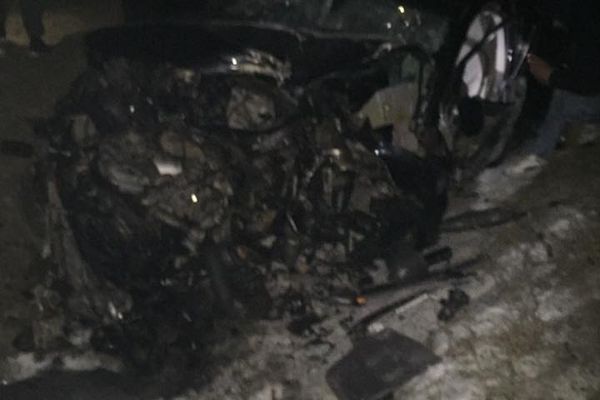 Tănăr rănit după ce s-a izbit violent cu mașina de un copac FOTO