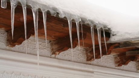 Un bărbat a murit după ce a căzut de pe o scară. Curăța zăpada de pe acoperișul casei