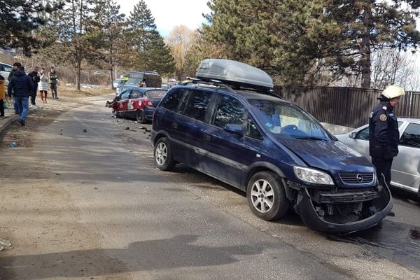 Accident rutier în municipiul Suceava. Șase persoane au ajuns la spital FOTO