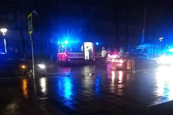 Femeie lovită de o mașină pe trecerea de pietoni