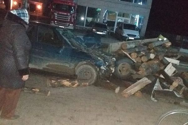 Coliziune între o mașină și o căruță. Șoferul era în stare avansată de ebrietate FOTO