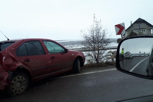 Un șofer a pierdut controlul volanului și a intrat pe contrasens, lovind un alt autoturism FOTO