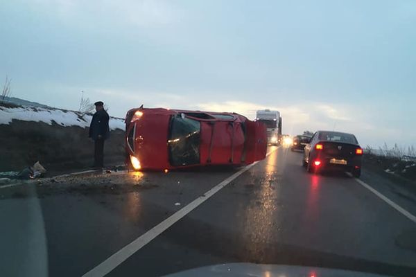 Două persoane rănite și trei autovehicule avariate în două accidente succesive, la Pătrăuți FOTO