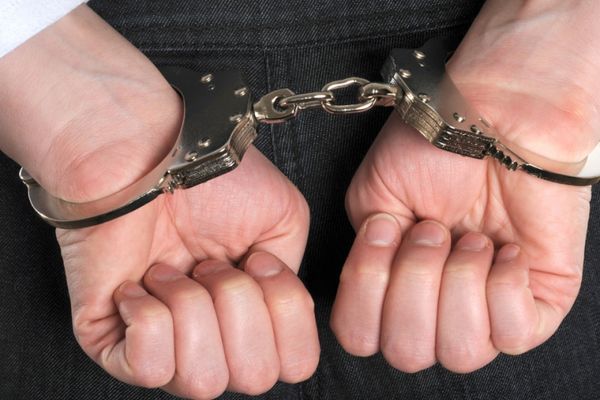 Un șofer a fost reținut după ce a urcat beat la volan și a dat cu mașina peste prietenul de pahar