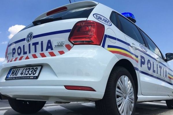 I-a explodat cauciucul și a intrat cu mașina într-un copac