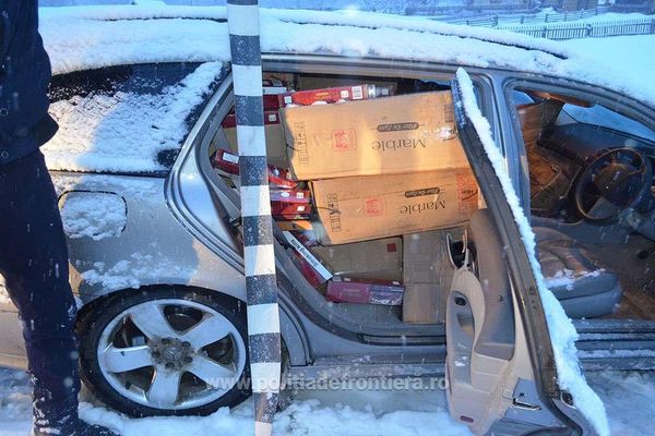 Un șofer urmărit cu focuri de armă a abandonat un autoturism plin cu țigări de contrabandă VIDEO