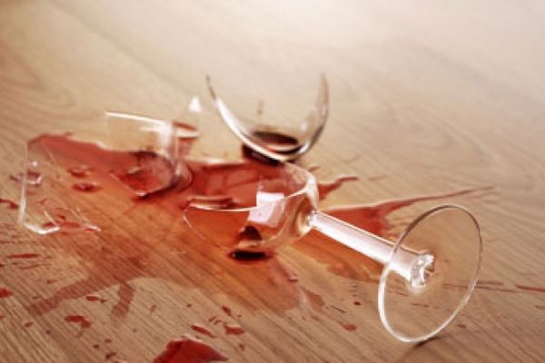 Chelneriță lovită de un client beat într-un bar din Burdujeni