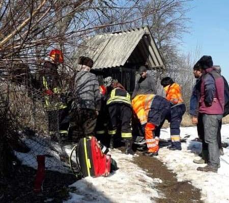 Salvat de pompieri după ce a căzut într-o fântână adâncă de 20 de metri FOTO