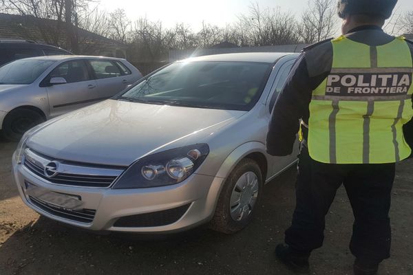 Haine și parfumuri contrafăcute descoperite într-un autoturism oprit în trafic