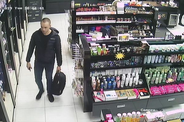 Un tânăr care a furat două parfumuri din magazinul Bucovina este căutat de poliție