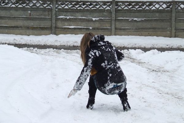 O asistentă medicală și-a fracturat mâna stângă, după ce a căzut pe gheață chiar în curtea spitalului