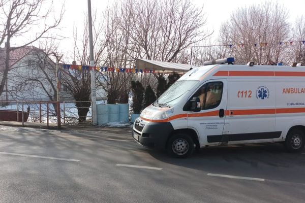 Un bărbat a fost salvat de pompieri după ce a căzut într-un bazin