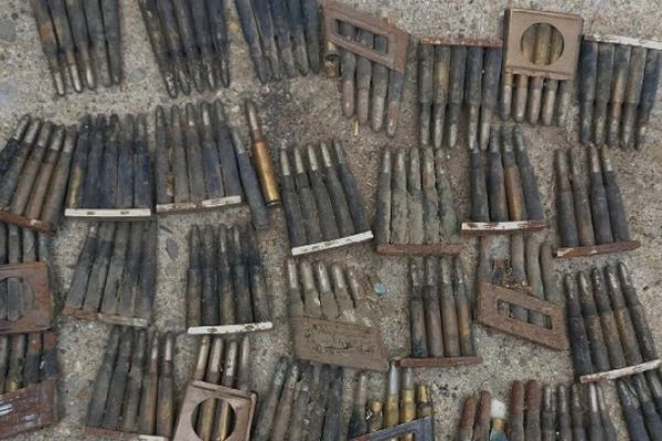 A dat peste un pistol mitralieră și muniție în timp ce demola o casă