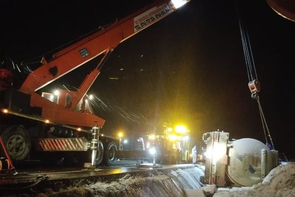 O cisternă încărcată cu motorină s-a răsturnat pe raza localității Poiana Stampei FOTO