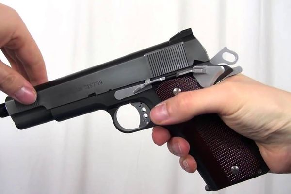 Un bărbat din Solca s-a ales cu dosar penal pentru că nu și-a prelungit permisul de port-armă