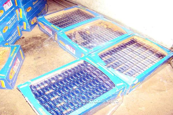 Țigări găsite ascunse în cutii de prăjituri și biscuiți, în Vama Siret