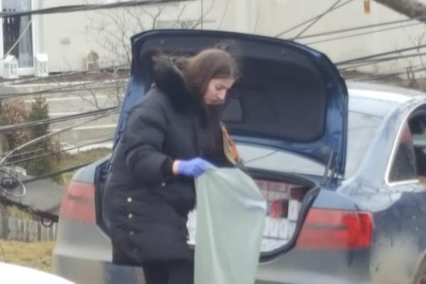 Și-a abandonat mașina plină cu țigări de contrabandă după ce a produs un accident rutier FOTO