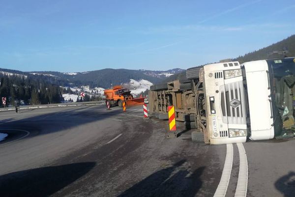 Accident în Pasul Mestecăniș. Un tir s-a răsturnat din cauza vitezei FOTO