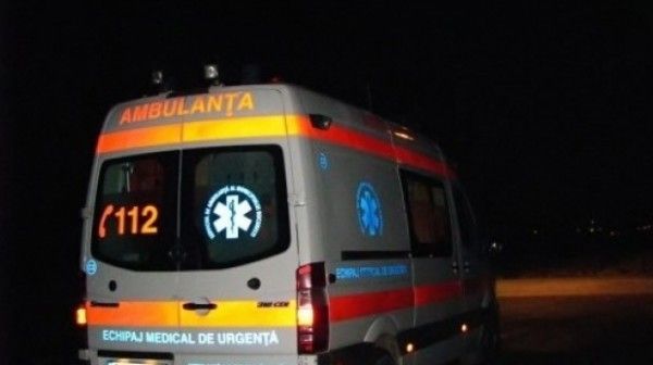 Un tânăr a fost grav rănit după ce s-a izbit cu motocicleta de un autoturism