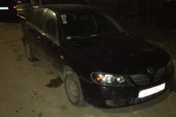 Trei tineri au vandalizat nouă mașini parcate pe o stradă din municipiul Suceava FOTO