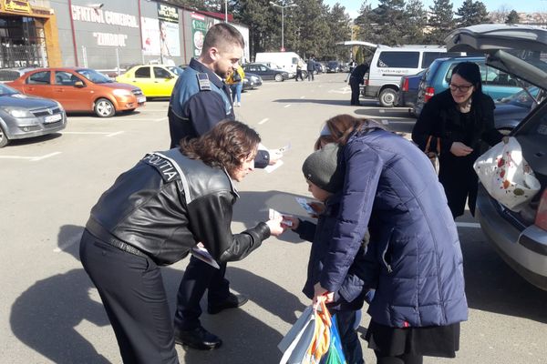 Polițiștii suceveni au oferit peste 100 de mărțișoare confecționate de o fetiță de 13 ani FOTO