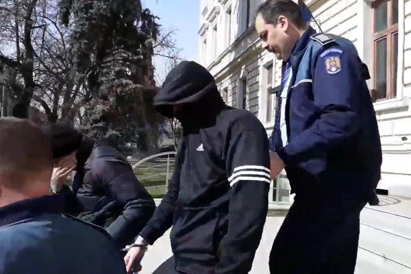 Hoți care au furat bijuterii, ceasuri și telefoane de 30.000 de lei dintr-un apartament, trimiși în judecată