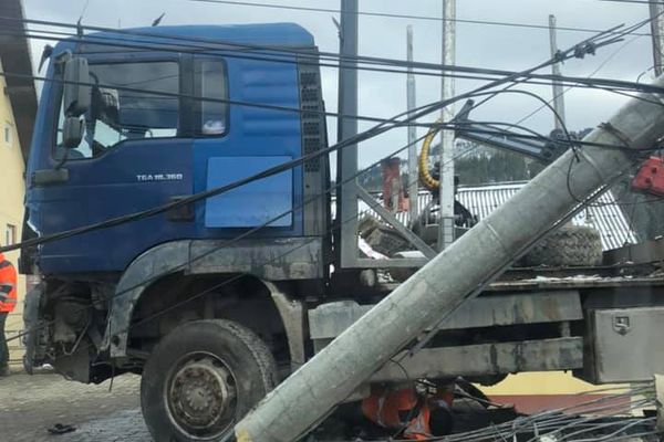 Accident în Câmpulung Moldovenesc. Un camion a rupt un parapet metalic, un stâlp din beton și un semn de circulație FOTO